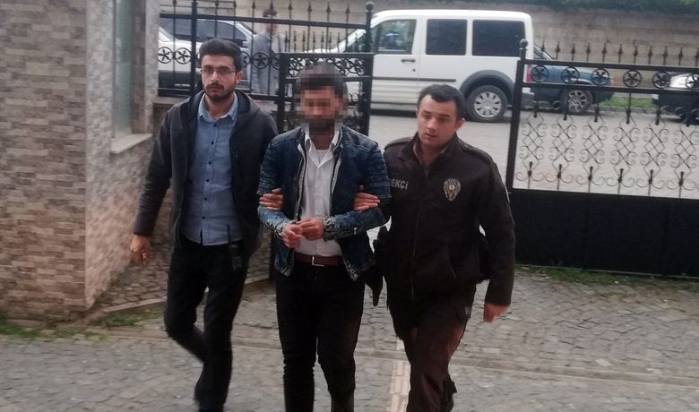 Polise Bıçak ÇekenCezaevi Firarisinin Oğulları Adliyede - Samsun’un Bafra ilçesinde polise bıçak çeken cezaevi firarisinin oğulları adliyeye sevk edildi.