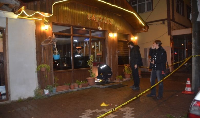Bafra’da Çay Ocağında Silahlı Kavga: 1 Yaralı - Samsun’un Bafra ilçesinde çay ocağında çıkan tartışmada 1 kişi silahla vurularak yaralandı.
