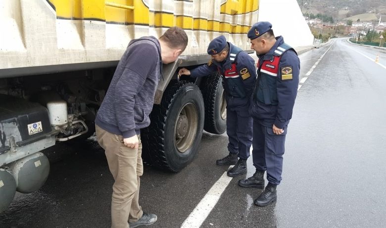 Jandarmadan Kış Lastiği Denetimi - Samsun'un Bafra ilçesinde jandarma ekipleri kış lastiği uygulaması yaptı.