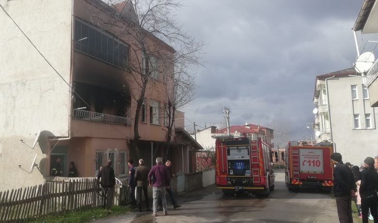 Bafra’da Ev Yangını - Samsun’un Bafra ilçesinde 3 katlı binanın 2. katında çıkan yangın korku dolu dakikalar yaşattı.