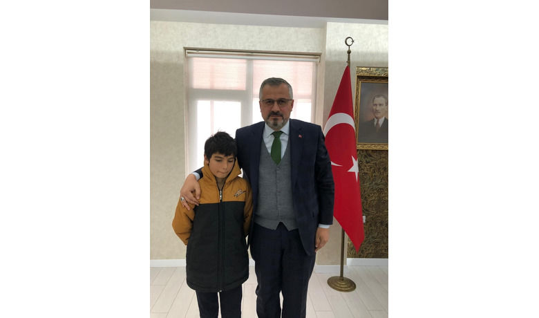 Başkan Kılıç'ın 'Yalın' Konuğu “hiç BaşkanGörmedim” Diyen Yalın, Başkan Kılıç’ın Konuğu Oldu - Bafra Belediye Başkanı Hamit Kılıç, gerçekleştirdiği halk görüşmeleri esnasında, kendisini görmek isteyen 11 yaşındaki Yalın'ın isteğini geri çevirmeyerek onunla yakından ilgilendi.