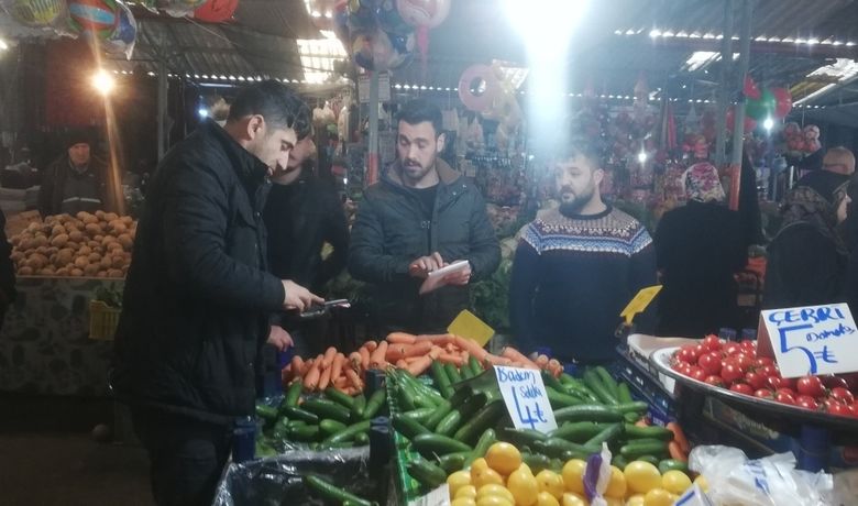 Pazar Tezgahından Meyve Çalındı