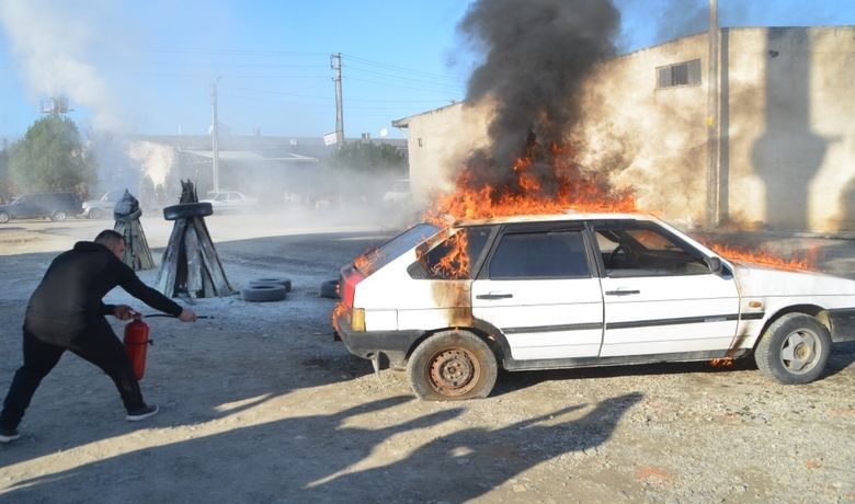 Sanayi Esnafına Gerçek Gibi Yangın Tatbikatı - Samsun Alaçam Esnaf ve Sanatkarlar Odası Başkanlığı ve Samsun Büyükşehir Belediyesi İtfaiye Eğitim Şube Amirliği iş birliği ile esnaflara gerçeği aratmayan yangın söndürme tatbikatı yaptırıldı.