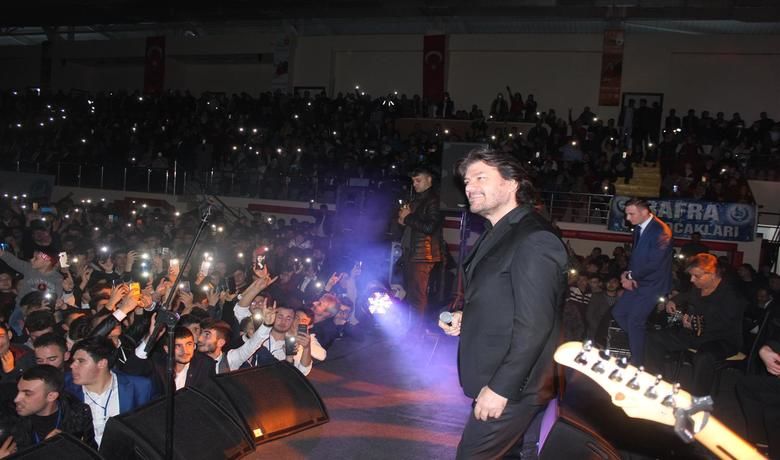 Bafra’da Şafak Vakti Konseri - Bafra Ülkü Ocakları tarafından düzenlenen 'Bafra'da Şafak Vakti' isimli gecede sahne alan Ahmet Şafak’ın konseri beğeni topladı.