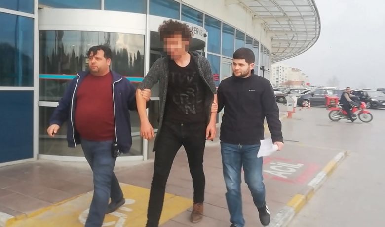 Pişkin Hırsızlık Zanlısı: “yakışıklıOlmam Lazım, Hayranlarıma Selamlar” - Samsun’un Bafra ilçesinde bir iş yerinden çaldığı laptoplar ve kayıt cihazıyla birlikte yakalanan 17 yaşındaki zanlının kendisini görüntüleyen habercilere, “Yakışıklı olmam lazım, hayranlarıma selamlar” demesi dikkat çekti.