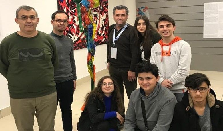 Polonya’da Atatürk Anadolu Lisesi Rüzgarı - Samsun Bafra Atatürk Anadolu Lisesi Erasmus+ projelerinden “Young Entrepreneurs Discovering Cultural Heritage” adlı ikinci projelerinin açılış toplantısına 3 öğretmen ve 5 öğrencisi ile birlikte Polonya’nın Rzeszow şehrinde katıldı.