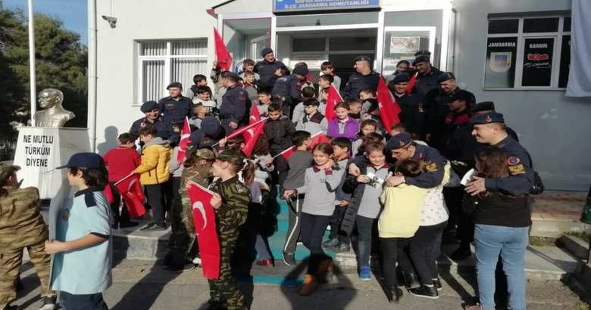 Öğrencilerden Şehitleri Anma Etkinliği