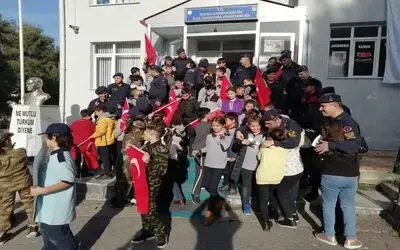 Öğrencilerden Şehitleri Anma Etkinliği