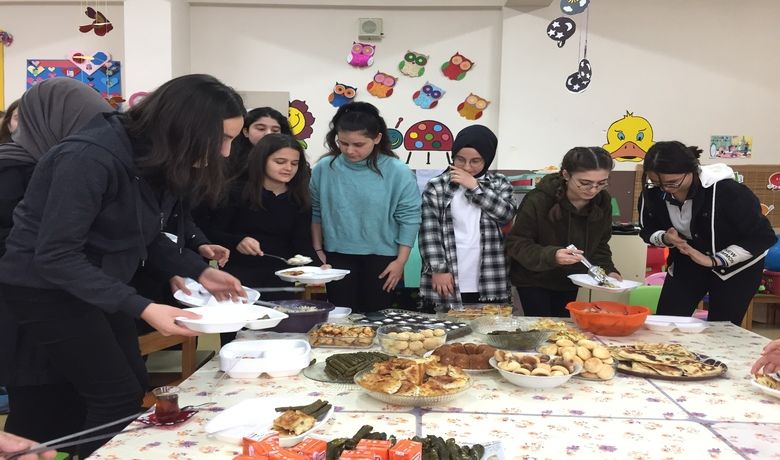 Altınkaya Anadolu Lisesi Öğrencilerinden ‘’getirBir Oyuncak Güldür Bir Yumurcak-4’’ Projesi - Altınkaya Anadolu Lisesi öğrencileri, Bafra TOKİ Şehit Mehmet Boşnak İlkokulu ile işbirliği halinde okullarında ‘’GETİR BİR OYUNCAK GÜLDÜR BİR YUMURCAK-4’’ adlı proje kapsamında Kırtasiye, Temizlik ve Oyuncak yardım kampanyası düzenlediler.