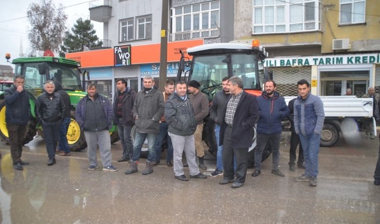 Üreticilerden 'Tarım Kredi'ye Faiz Tepkisi - Samsun’un Bafra ilçesinde üreticiler, Tarım Kredi Kooperatifinin tarımsal kredilere uyguladığı yüksek faize tepki gösterdi.
