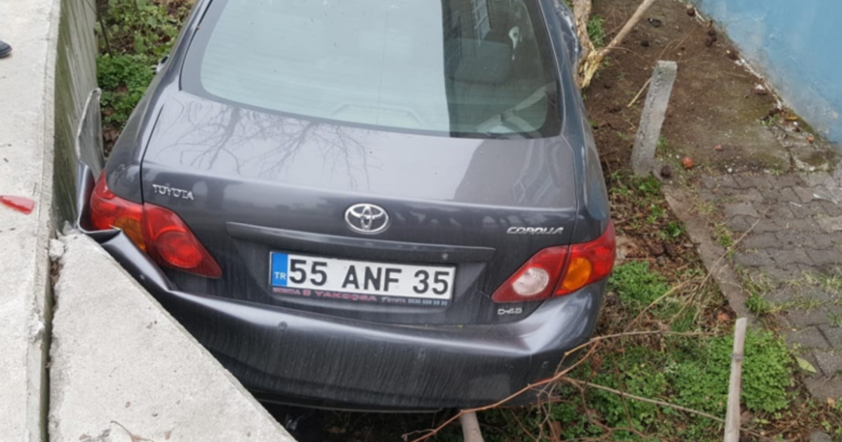 Kamyonetin Çarptığı Otomobil Bahçeye Uçtu