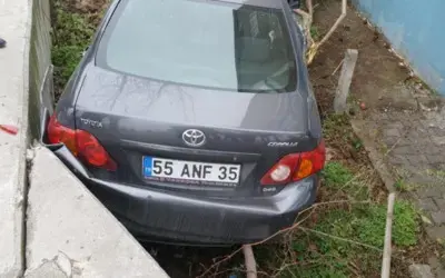 Kamyonetin Çarptığı Otomobil Bahçeye Uçtu