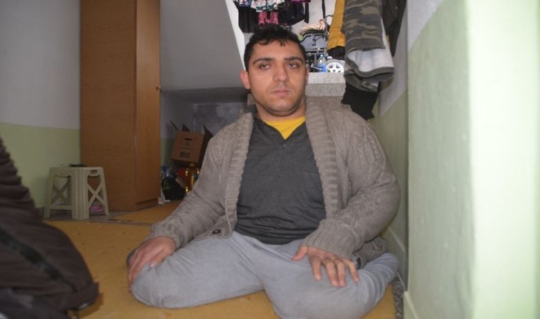 Hırsızlar Engelli Vatandaşın Akülü Aracını Çaldı - Samsun’un Bafra ilçesinde hırsızlar, ortopedik engelli gencin akülü aracını çaldı. Aracı çalınınca eve mahkum olan engelli, "Çalanlardan ricam bir an önce aracı getirsinler" dedi.