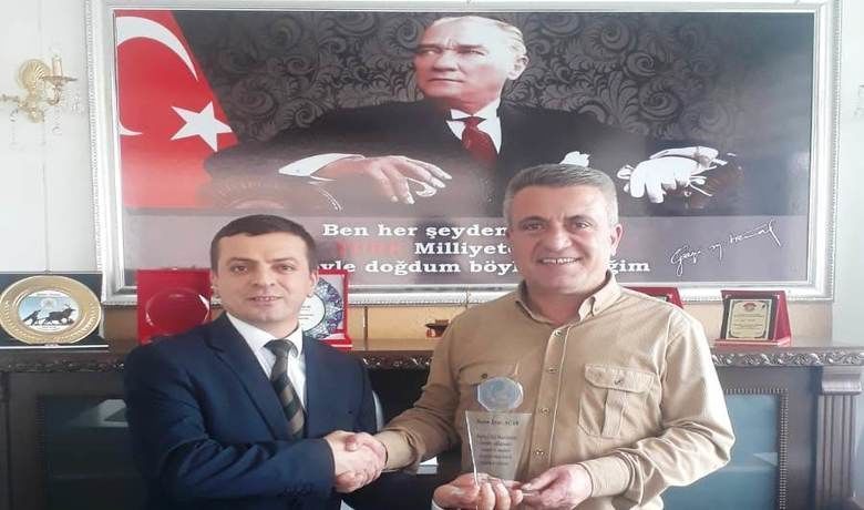 Bafra Ülkü Ocaklarından Başkan Acar’a Plaket - Bafra Ülkü Ocakları Başkanı Kemal Şahin Alaçam Belediye Başkanı İlyas Acar’ı ziyaret ederek plaket takdim etti.