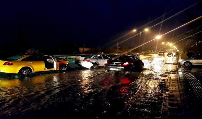Anayolda Biriken Yağmur SularıZincirleme Kazaya Sebep Oldu - Samsun’un 19 Mayıs ilçesinde yoğun yağış sonrası biriken yağmur sularından dolayı zincirleme trafik kazası meydana geldi. 