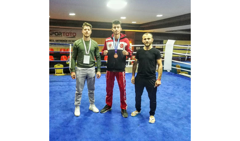Bafralı Sinan Öztürk Türkiye AçıkKick Boks Turnuvasında Türkiye 3.sü Oldu - Dedeli Mesleki Teknik Anadolu Lisesi öğrencisi Sinan Öztürk Türkiye Açık Kick Boks Turnuvasında Türkiye 3.sü oldu