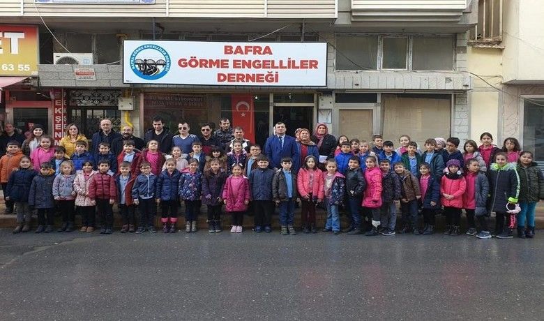 Miniklerden Görme Engellilere Beyaz Baston - Samsun Bafra 29 Ekim İlkokulu öğrencileri Beyaz Baston Haftası etkinlikleri çerçevesinde Görme Engelliler Derneğine beyaz baston hediye ettiler.
