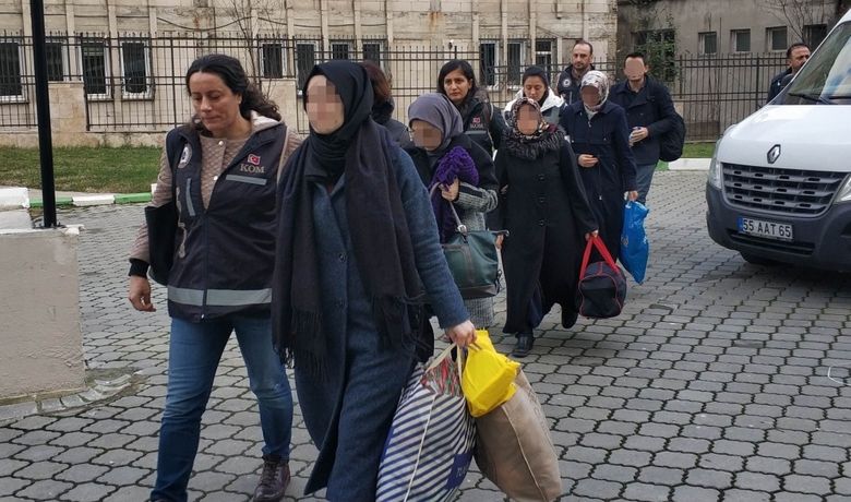 Samsun'da Fetö'den 5 Zanlı Adliyede - Samsun'da düzenlenen Fethullahçı Terör Örgütü/Paralel Devlet Yapılanması (FETÖ) operasyonunda gözaltına alınan 5 kişi adliyeye sevk edildi.