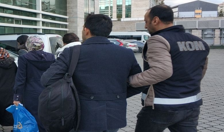 Samsun'da Fetö'den 1 Tutuklama, 4 Adli Kontrol - Samsun'da düzenlenen Fethullahçı Terör Örgütü/Paralel Devlet Yapılanması (FETÖ/POY) operasyonunda gözaltına alınan 5 kişiden 1'i mahkemece tutuklanırken, 4 kadın ise adli kontrol şartıyla serbest bırakıldı.