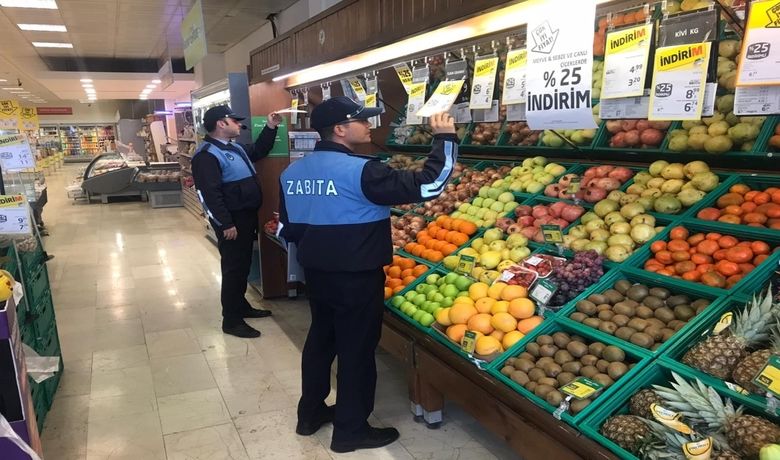 Bafra’da Marketlere Denetim - Bafra Belediyesi Zabıta Müdürlüğüne bağlı ekipler, ilçe sınırları içerisinde gerçekleştirdikleri market denetimlerine aralıksız olarak devam etti.