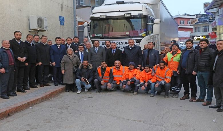 Bafra'dan Yardım Tırları Dualarla Yola Çıktı - Elazığ'da meydana gelen 6,8 büyüklüğündeki depremin ardından ülke genelinde başlayan yardım kampanyalarına Bafra ilçesi de iki tırla destek oldu.