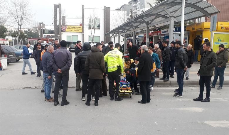 Motosiklet Yayanın Üstüne Devrildi: 1 Yaralı - Samsun’un Bafra ilçesinde meydana gelen olayda dengesini kaybeden motosiklet sürücü yayaya olarak bekleyen kadının üstüne devrildi.