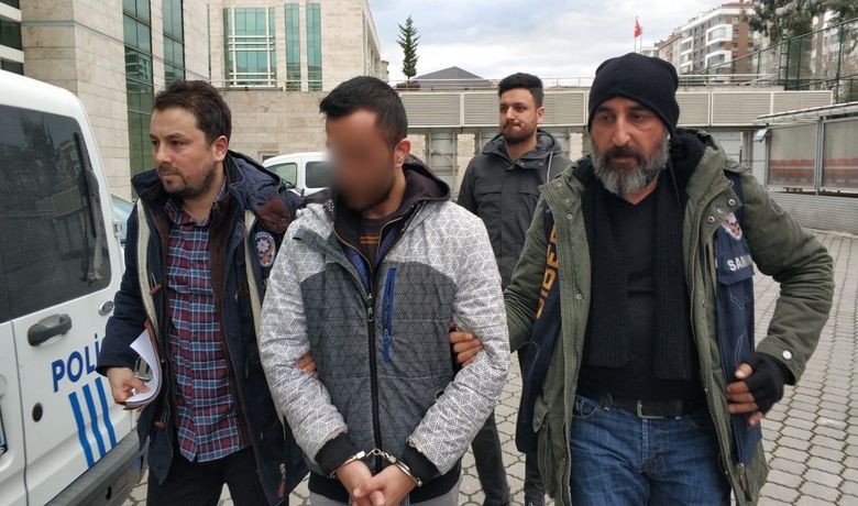 Siber Polisi TarafındanYakalanan Hacker Tutuklandı - Samsun Siber Polisi Sanal Devriye ekipleri tarafından kamu ve özel kuruluşlara ait internet sitelerine erişime engelleme saldırıları düzenleyip, başkalarının kedi kartı bilgilerini ele geçirip yayınladığı iddiasıyla gözaltına alınan hacker, çıkarıldığı mahkemece tutuklandı.