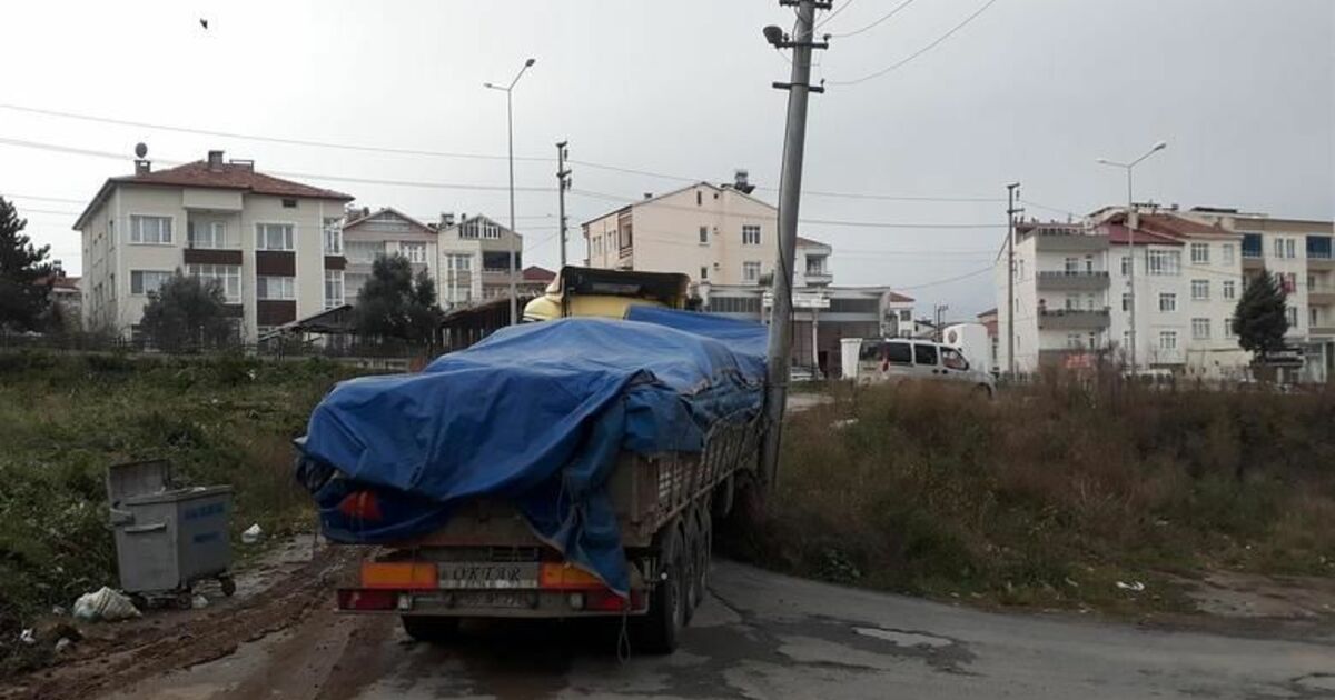 Dorsesi Kayan Tır Elektrik Direğine Çarptı