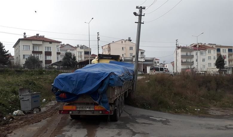 Dorsesi Kayan Tır Elektrik Direğine Çarptı - Samsun’un Bafra ilçesinde meydana gelen trafik kazasında Dorsesi kayan tır elektrik direğine çarptı.
