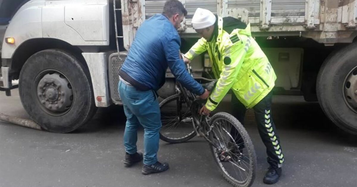Direksiyon Hakimiyetini Kaybeden Bisiklet Kamyona Çarptı