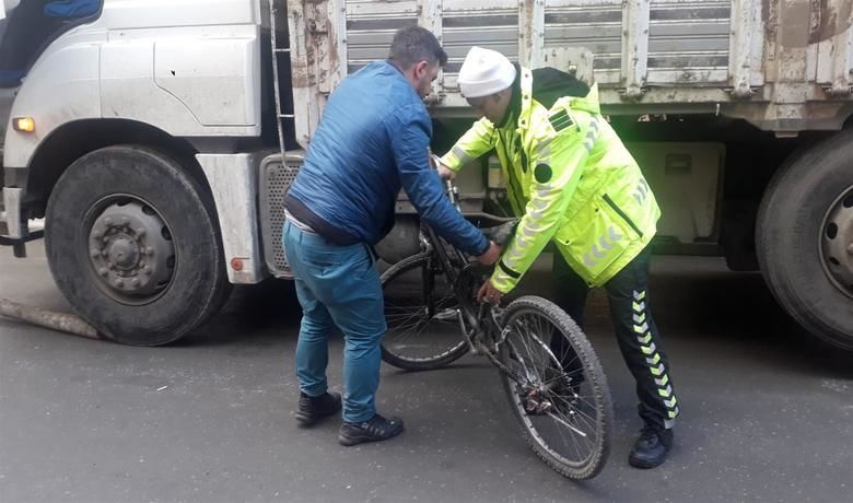 Direksiyon Hakimiyetini KaybedenBisiklet Kamyona Çarptı - Samsun’un Bafra ilçesinde meydana gelen trafik kazasında kamyona bisikleti ile çarpan bisiklet sürücü yaralandı.