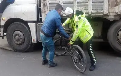 Direksiyon Hakimiyetini Kaybeden Bisiklet Kamyona Çarptı