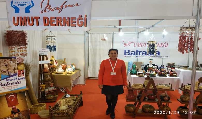 Bafra Umut Derneği "Evleniyoruz" Fuarında - Bafra Umut Derneği hedef kitlesi işsiz ev kadınları olan 'BAFRASTA' Projesi ile sürdürebilirlik amacıyla Samsun Tüyüp Kongre Merkezinde açılan 4.Evleniyoruz Fuarında stantlarda yer aldı. 