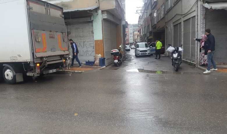 Kamyona Yandan ÇarpanMotosiklet Sürücüsü Yaralandı  - Samsun’un Bafra İlçesinde meydana gelen trafik kazasında Kamyona yandan çarpan motosiklet sürücüsü yaralandı.