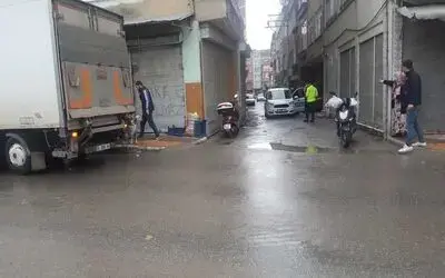 Kamyona Yandan Çarpan Motosiklet Sürücüsü Yaralandı 