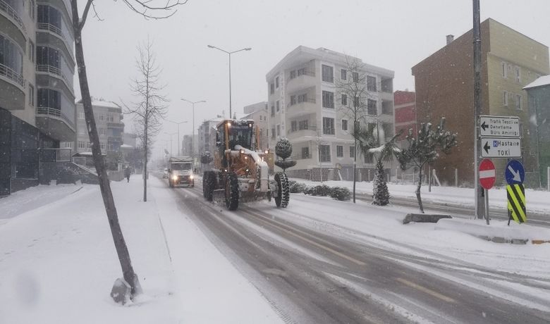 Bafra'da Kar Yağışı Hayatı Olumsuz Etkiledi - Samsun’un Bafra ilçesinde sabah saatlerinde etkisini gösteren kar yağışı, ilçeyi kısa sürede beyaza bürüdü. Kar yağışı kentte hayatı olumsuz etkiledi.