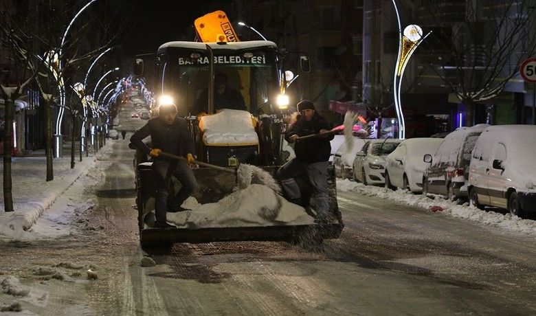 Bafra Belediyesi Kar Teyakkuzunda - Bafra Belediyesi ilçede etkili olan kar yağışı ile birlikte, daha önceden hazır beklettiği ekiplerini göreve sevk ederek ilçede günlük hayatın olumsuz etkilenmesinin önüne geçti.