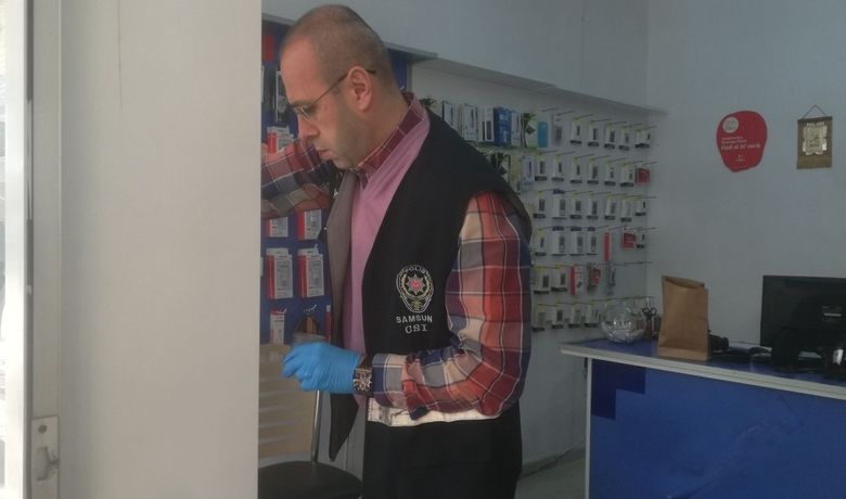 İş Yerinden Telefon Hırsızlığı - Samsun’un Bafra ilçesinde bir iş yerine giren hırsız, vitrindeki telefonu çalıp kayıplara karıştı.