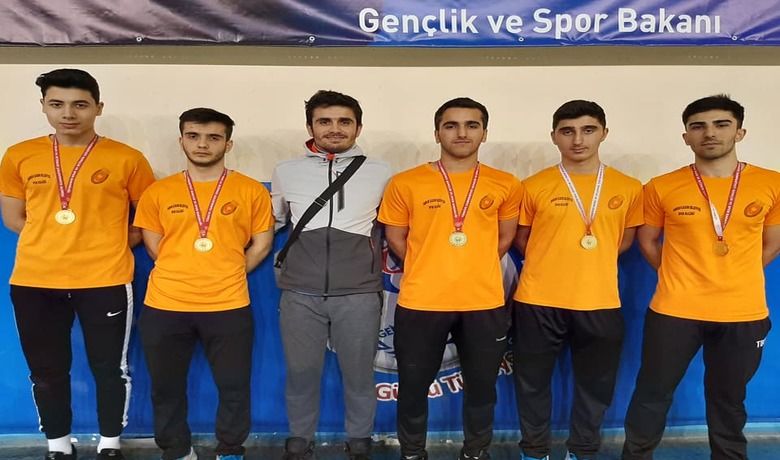 Bafra Kızılırmak AnadoluLisesi Badmintoncuları Türkiye Finallerinde - Bafra Kızılırmak Anadolu Lisesi Çorum’da yapılan Badminton Genç Erkekler Grup Birinciliği maçlarında büyük bir başarıya imza attı.