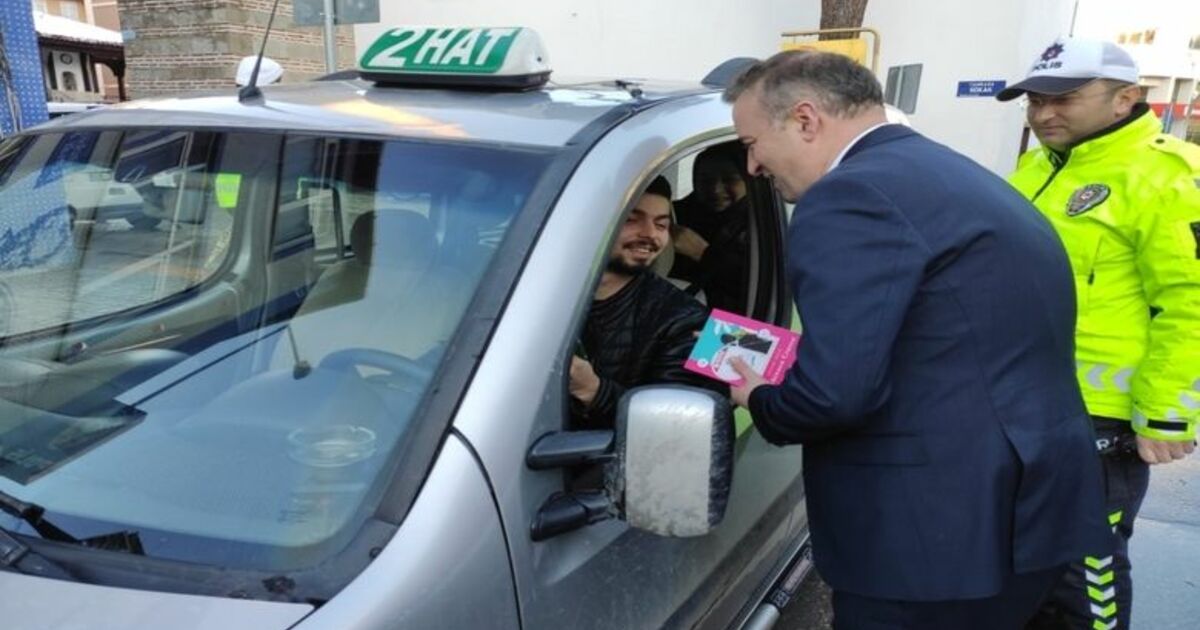 Trafik Kontrolünde Kitap Hediye Edildi