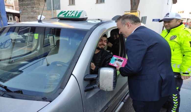 Trafik Kontrolünde Kitap Hediye Edildi - Samsun Bafra İlçe Milli Eğitim Müdürlüğü tarafından, “Samsun Okuma Vakti” projesinin 3. yılı etkinlikleri kapsamında sürücülere kitap hediye edildi.