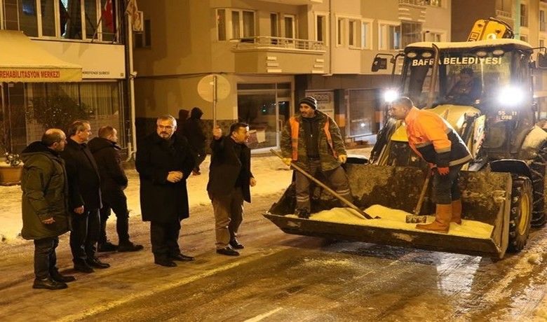 Başkan Kılıç: "Kar Yağışının GünlükHayatı Olumsuz Yönde Etkilemesinin Önüne Geçtik" - Bafra Belediyesi karla mücadele ekipleri şehri etkisi altına alan kar yağışı için daha önceden hazır hale getirdiği ekipleri sayesinde merkez ve dış mahallerde gerçekleştirdiği çalışmalarla günlük hayatın olumsuz yönde etkilenmesinin önüne geçti.