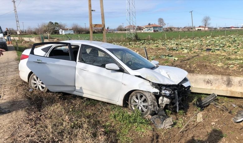 Otomobil Sulama Kanalına Çarptı: 7 Yaralı - Samsun'un Bafra ilçesinde kontrolden çıkan otomobil su kanalına çarptı, kazada 7 kişi yaralandı.