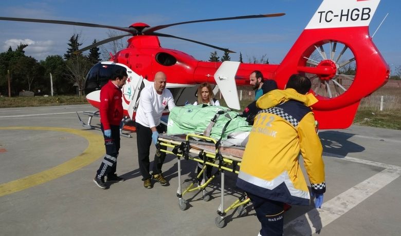 Sopa İle Domuz KovalarkenVuruldu, Helikopterle Hastaneye Yetiştirildi - Samsun'da ormanlık alanda sopa ile domuz kovalarken tüfekle ateş edilmesi sonucu domuz kurşunuyla kolundan vurularak yaralanan şahsın yardımına ambulans helikopter yetişti. Ormanlık alana ulaşan ambulans helikopter yaralıyı alarak hastaneye götürdü.