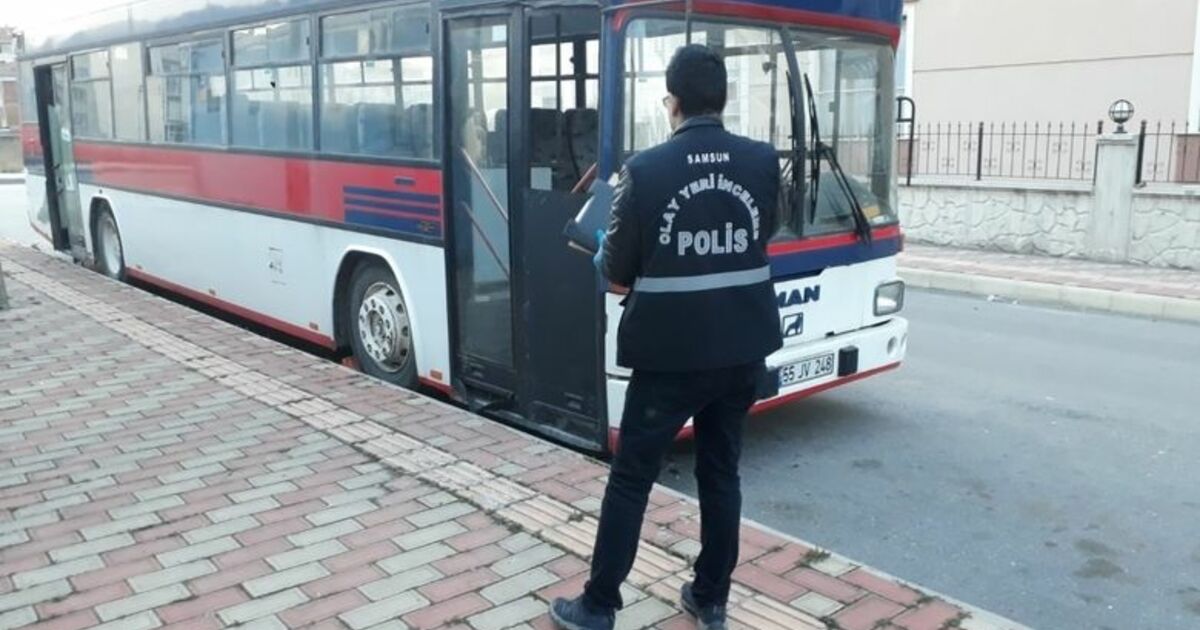 Park Halindeki Servis Otobüsünde Alkol Alıp Teybi Çaldılar