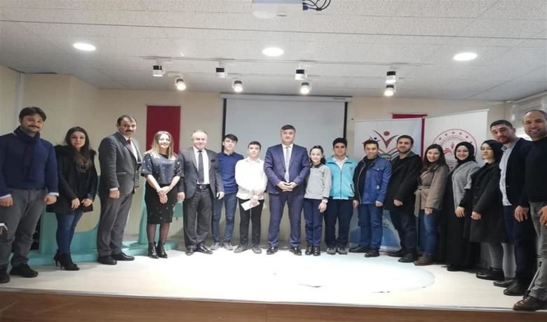 Deneyimini Paylaş Projesinde Akranlar Buluştu - Bafra İlçe Milli Eğitim Müdürlüğü ve Bafra Rehberlik Araştırma Merkezi işbirliği ile bu yıl yürütülmeye başlanan “Deneyimini Paylaş” projesi kapsamında görevli öğrenciler ilk sunumlarını yapmak üzere Bafra Mustafa Kemal Ortaokulu 8. Sınıf öğrencileriyle buluştular.