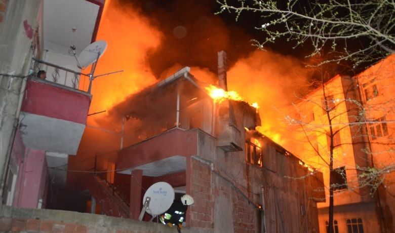 2 Katlı Bina Alevlere Teslim Oldu - Samsun’un Bafra ilçesinde 2 katlı binada çıkan yangın itfaiye ekiplerinin müdahalesiyle söndürüldü.