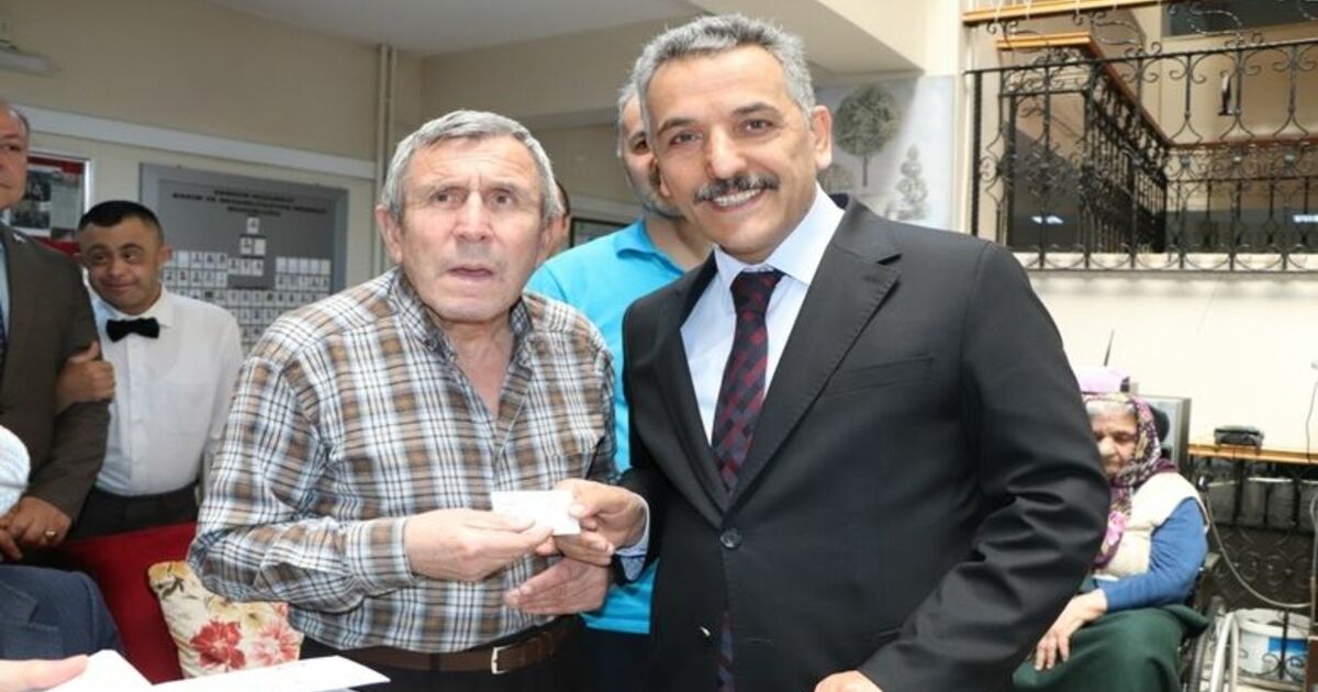 Huzurevi Sakinleri Yeni Kimlik Kartlarını Vali Kaymak'ın Elinden Aldı