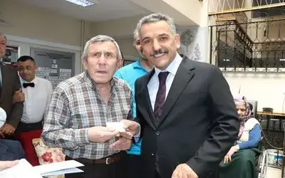 Huzurevi Sakinleri Yeni Kimlik Kartlarını Vali Kaymak'ın Elinden Aldı