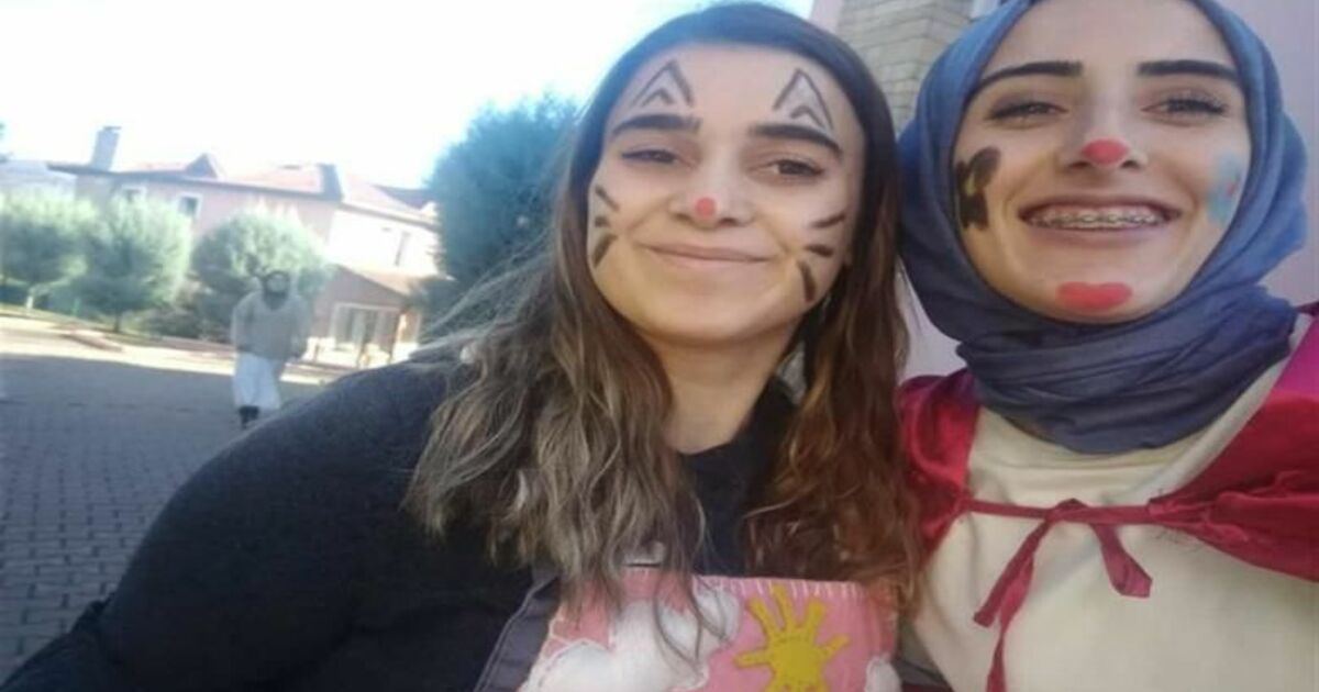 Bafralı Üniversite Öğrencisi Kübra Mutluluk Dağıtıyor 